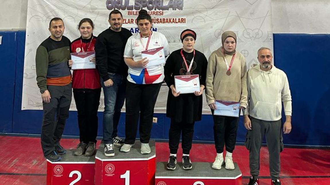 Öğrencimiz Büşra Artvin'de Düzenlenen Bilek Güreşi Bölge Şampiyonasında Sağ ve Sol Kollarda Şampiyon Oldu!